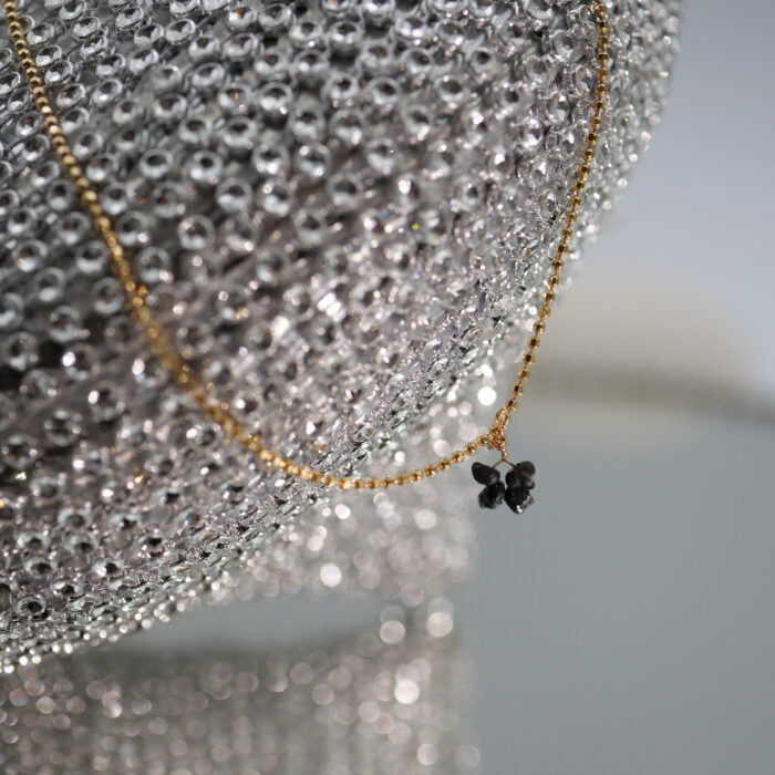 Collier fin avec des diamants noirs