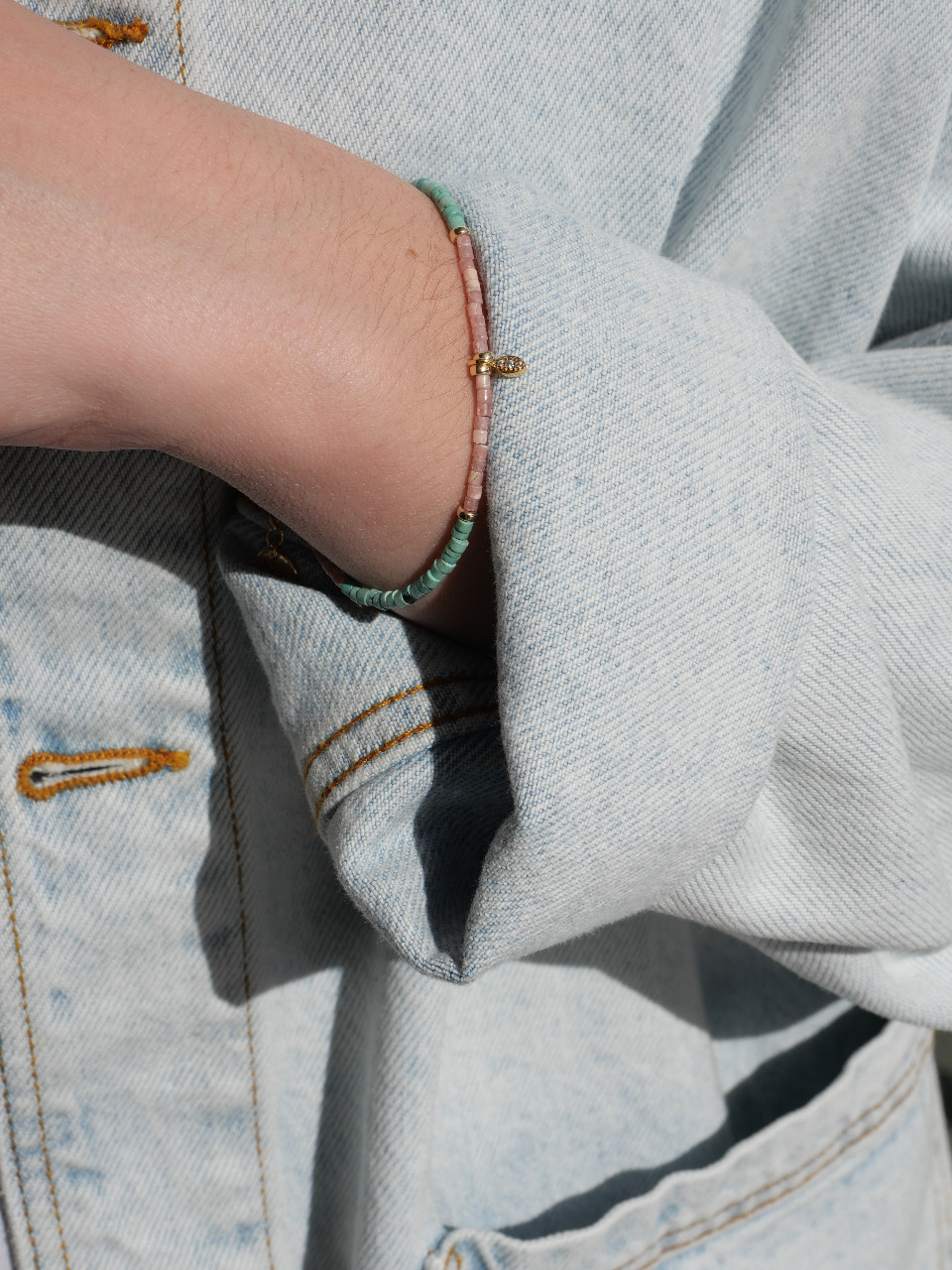 Bracelet fin en pierres naturelles et plaqué or 3 microns