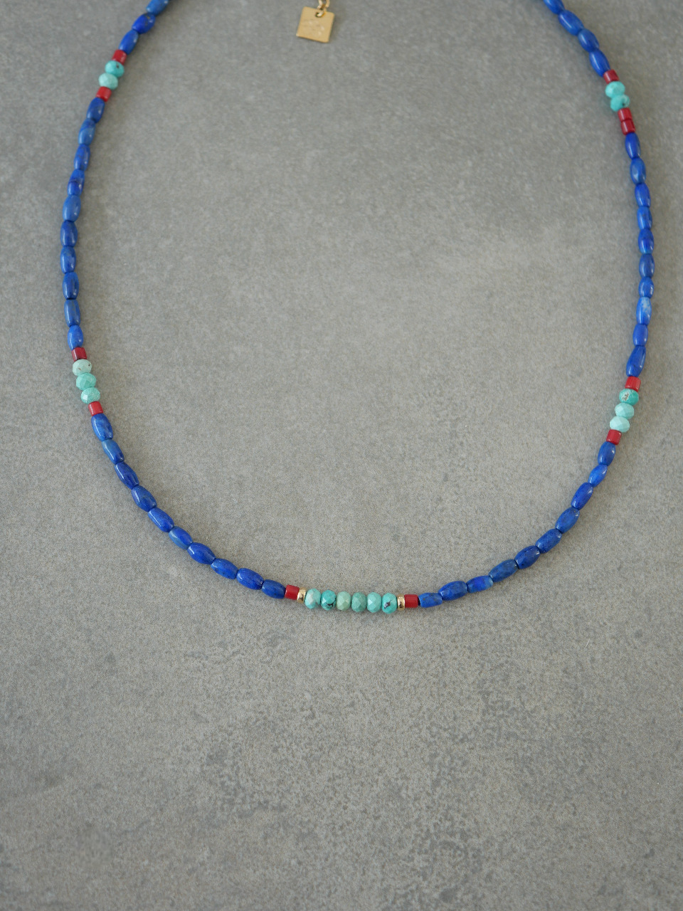 Collier court en pierres naturelles et Gold Filled