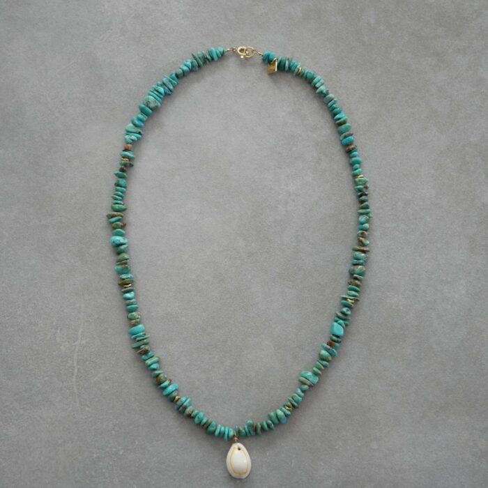 Collier en pierres naturelles et coquillage