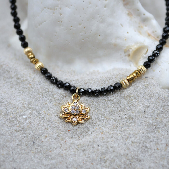 collier fin en perles noires