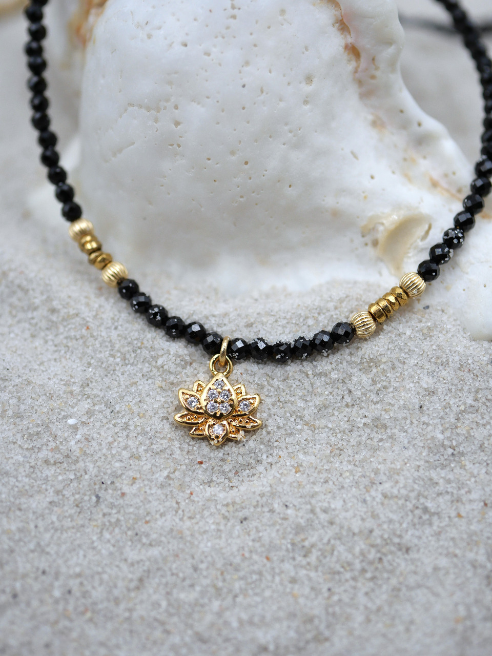 collier fin en perles noires