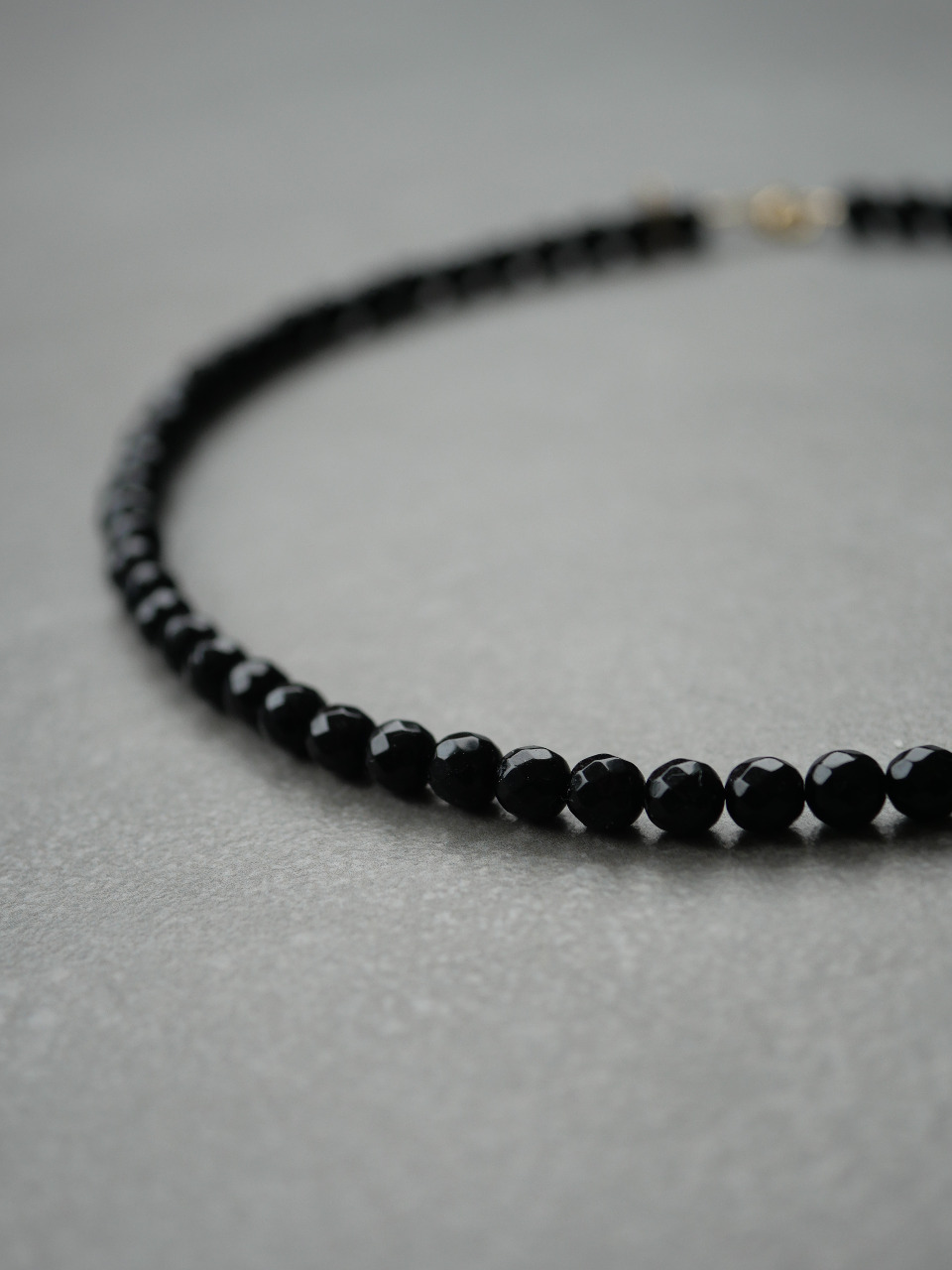 Collier en perles noires femme