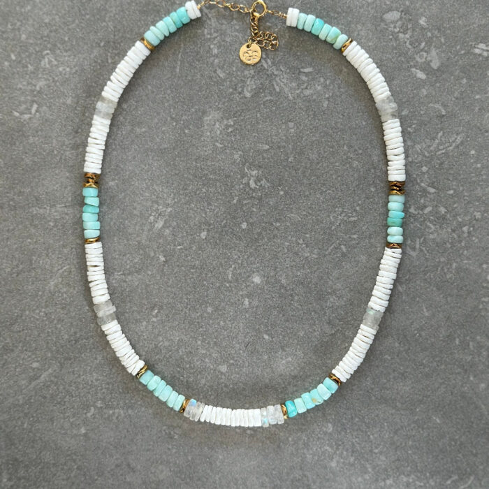 collier en coquillage et pierres naturelles