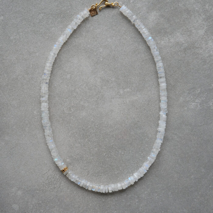 Collier en pierres naturelles et perles plaquées or 3 microns