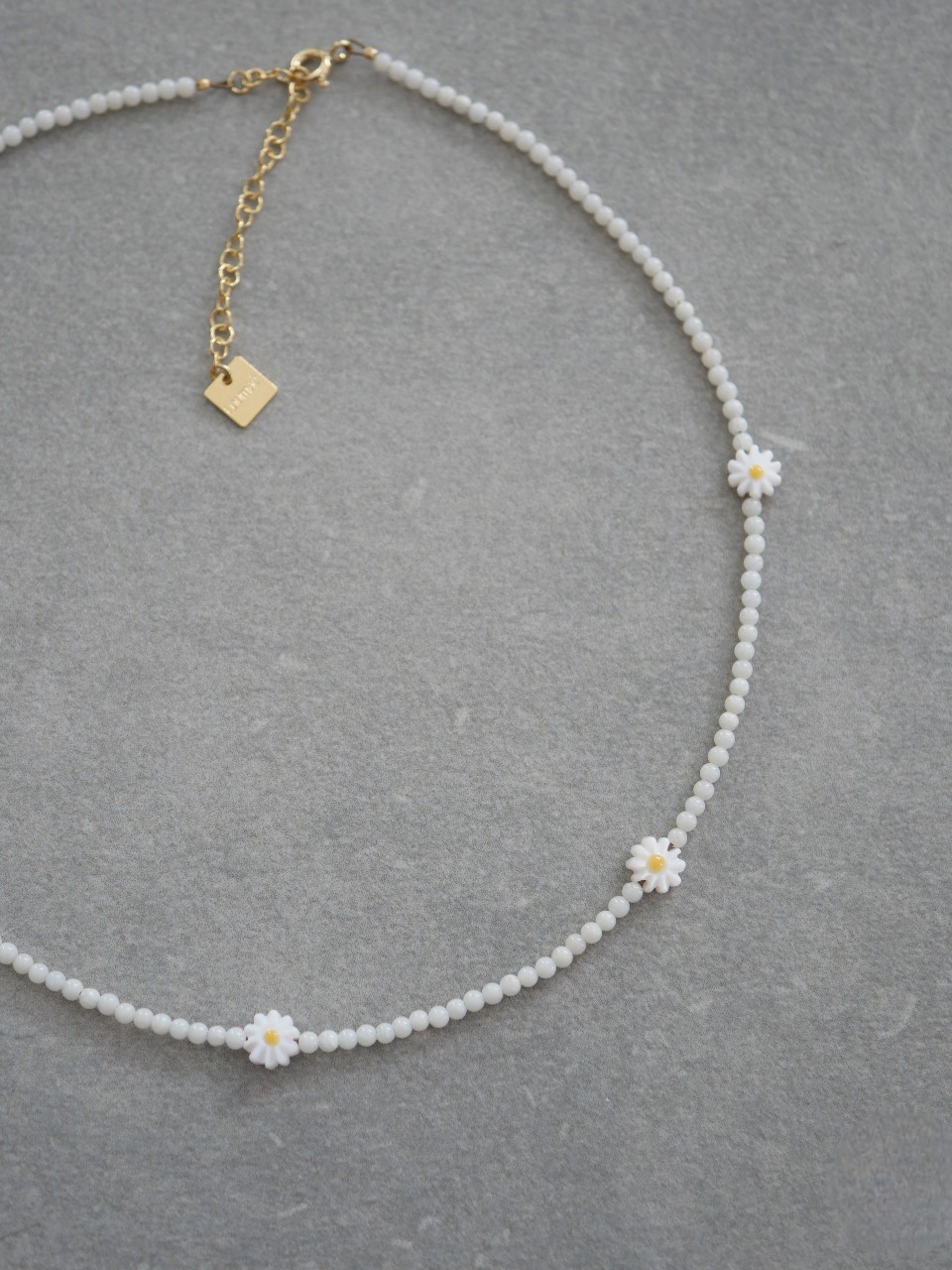 Collier fin en pierres naturelles blanches