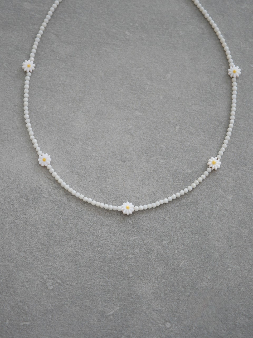 Collier fin en pierres naturelles blanches