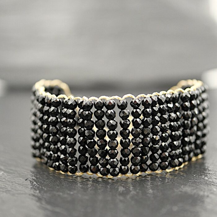 Bracelet manchette noir en perles semi précieuses